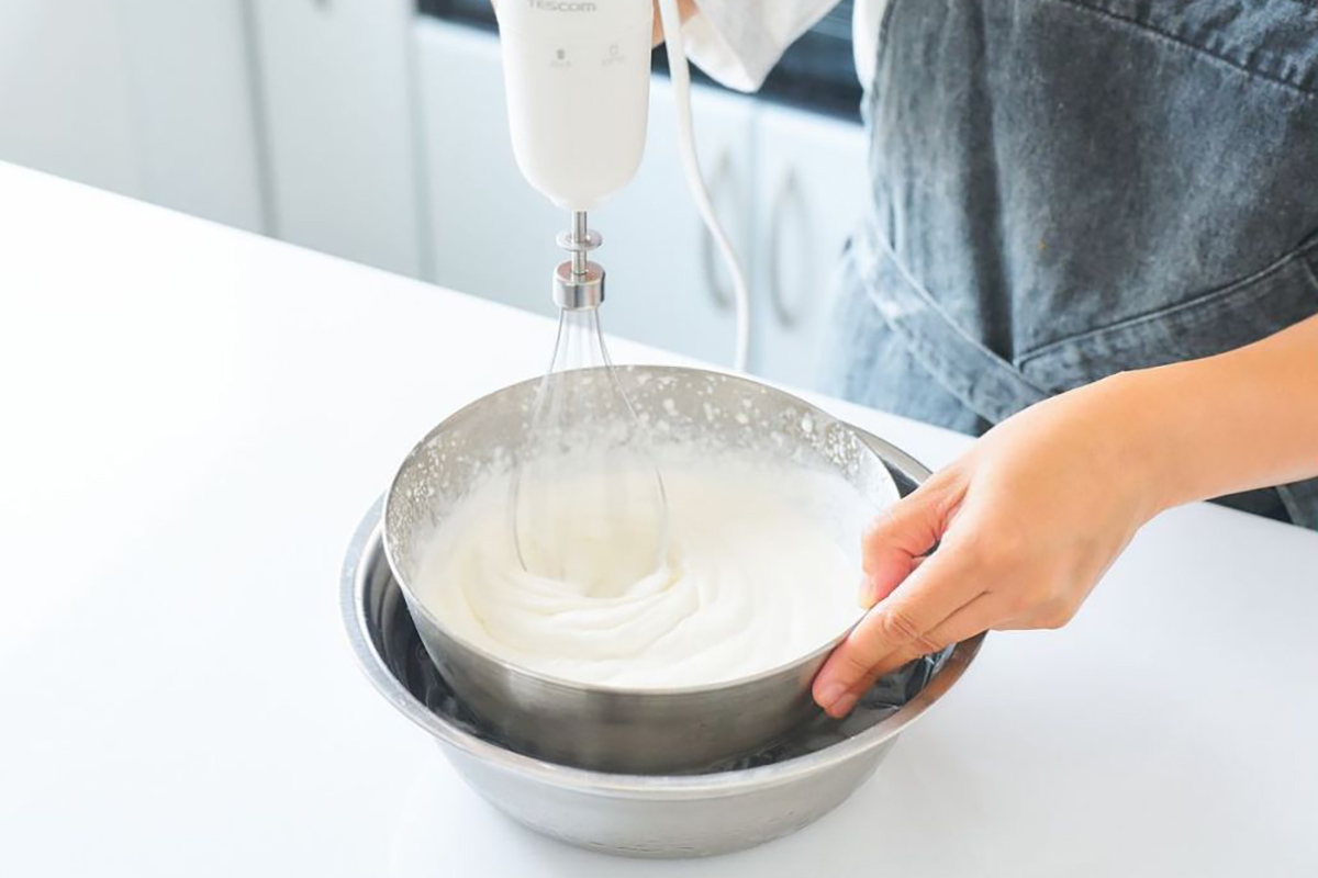 ビーターは生クリームやメレンゲを短時間で泡立てられるバルーン形状を採用した