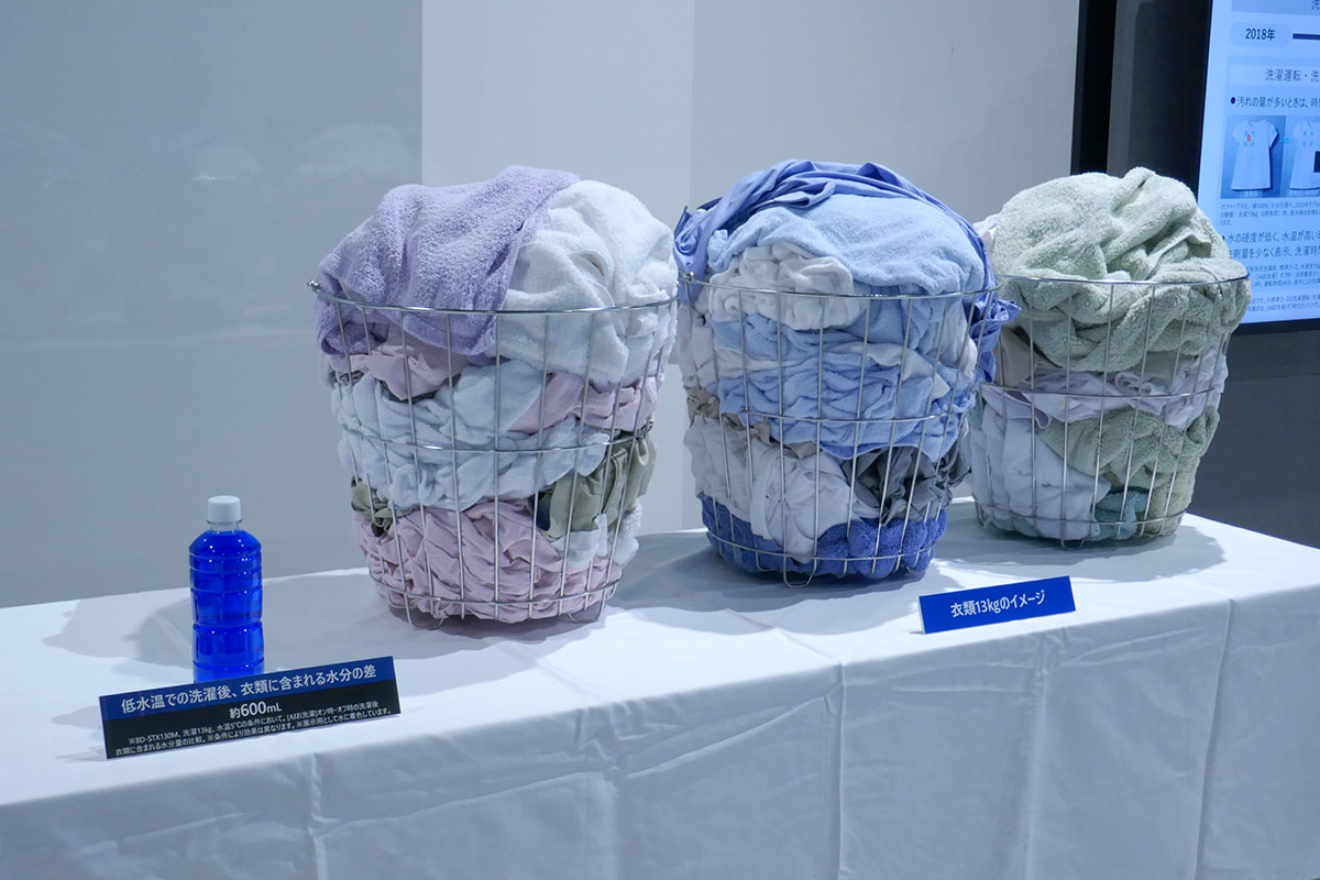 「AIお洗濯」をオンにすることで、低水温時は13kgの衣類から通常より600ml多く脱水できる