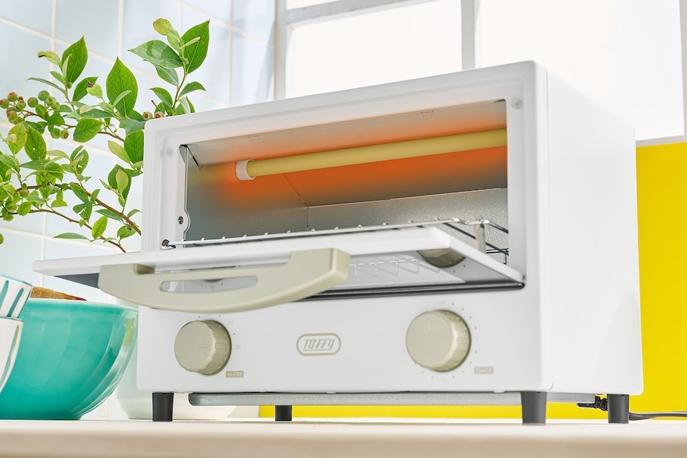 庫内の上部に遠赤外線ヒーターを搭載する