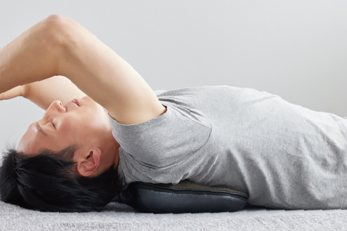 寝転んで体重をかけることで肩甲骨まわりを強力にマッサージできる