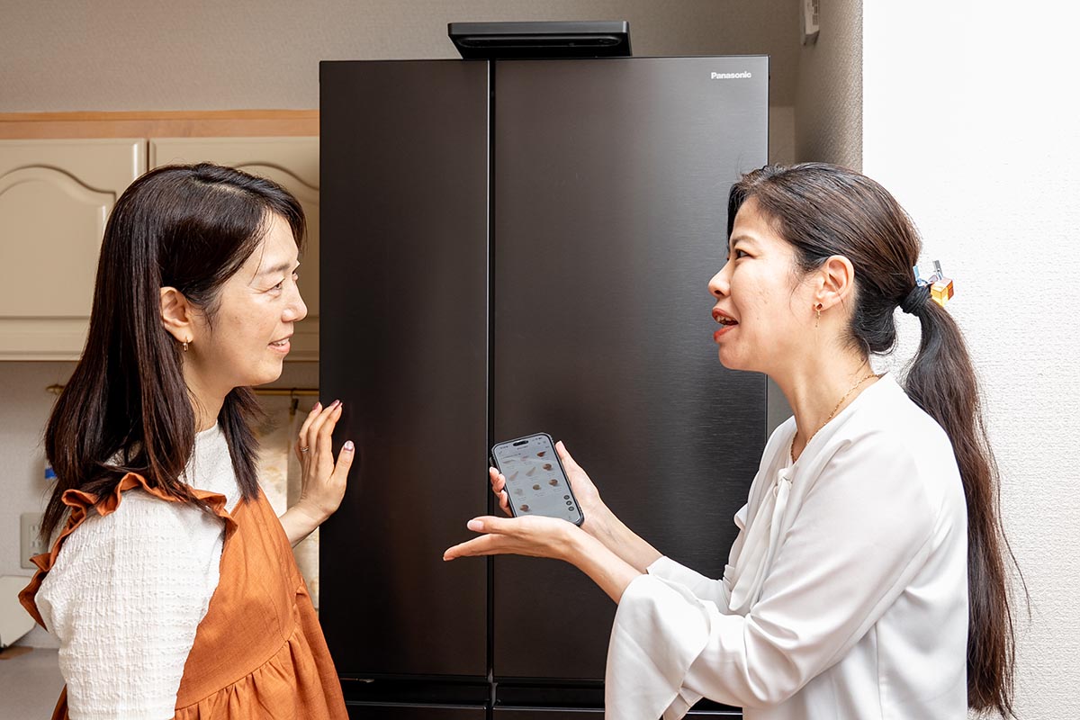 パナソニックの冷蔵庫AIカメラとアプリの使い方について、亜希子さん(左)に説明する筆者(右)