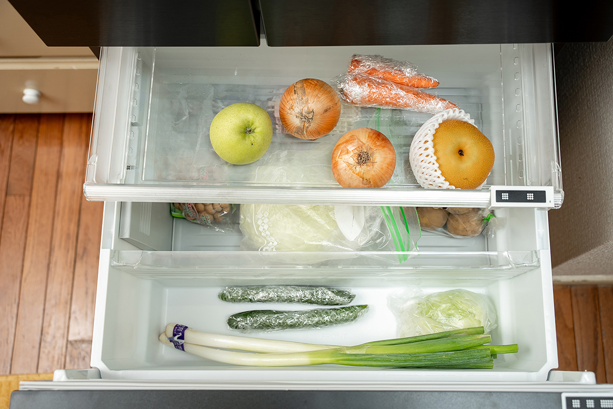 実際の野菜室ではトレーを閉めるとトレー下の野菜庫がみえず、野菜庫を全開にするとトレー上がみえなくなります