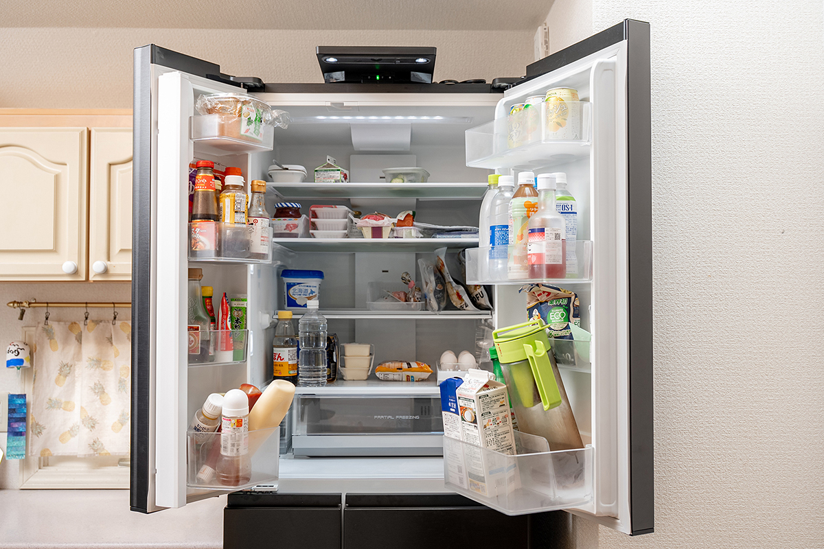橋本家に設置されたNR-F53CV1の冷蔵室。最上部の棚奥部分が手前に張り出しており、奥まで手が届きやすくなっています