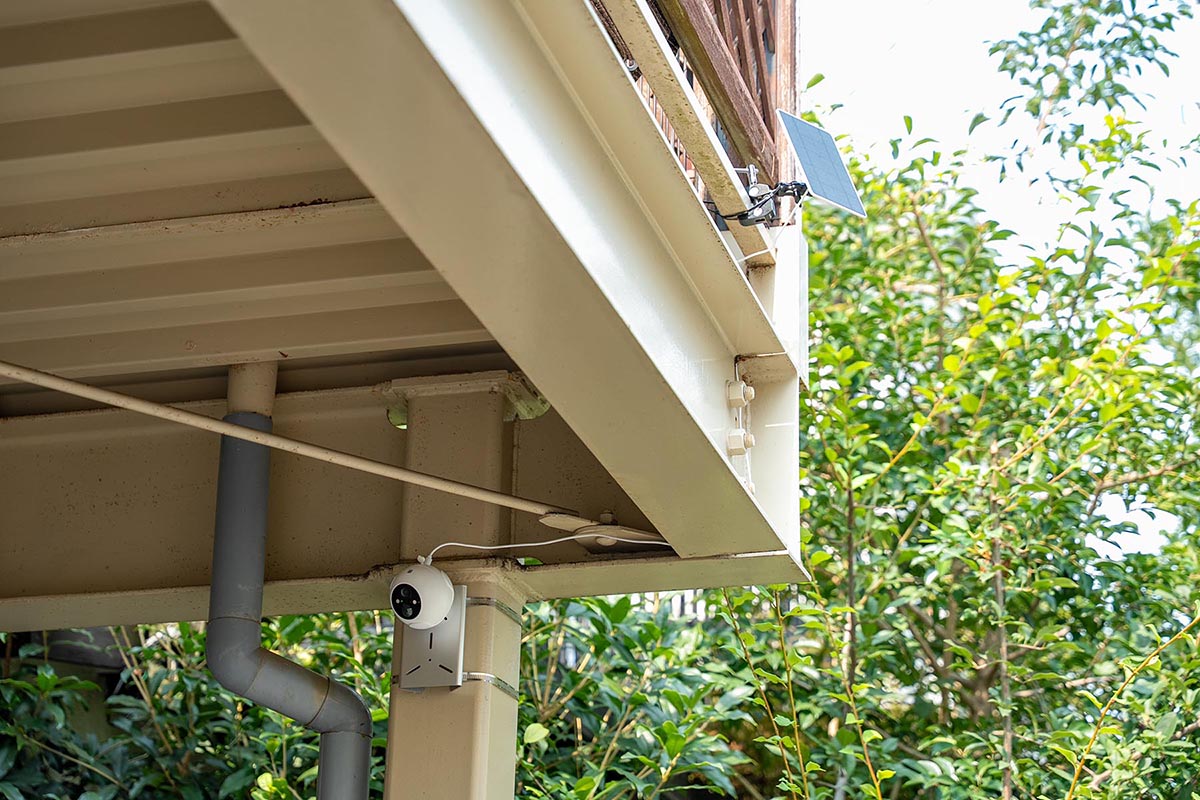 設置が簡単なうえ、別売の「SwitchBot 屋外カメラ専用ソーラーパネル」と組み合わせれば、半年に一度の電池交換も必要ありません。電池交換がないのは忙しい家庭にうれしい!