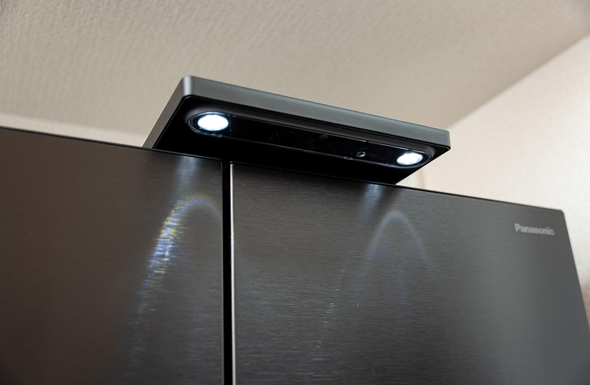 冷蔵庫のドアを開けた時に、上部のカメラで庫内にある食材を撮影。スマホで在庫を管理できます