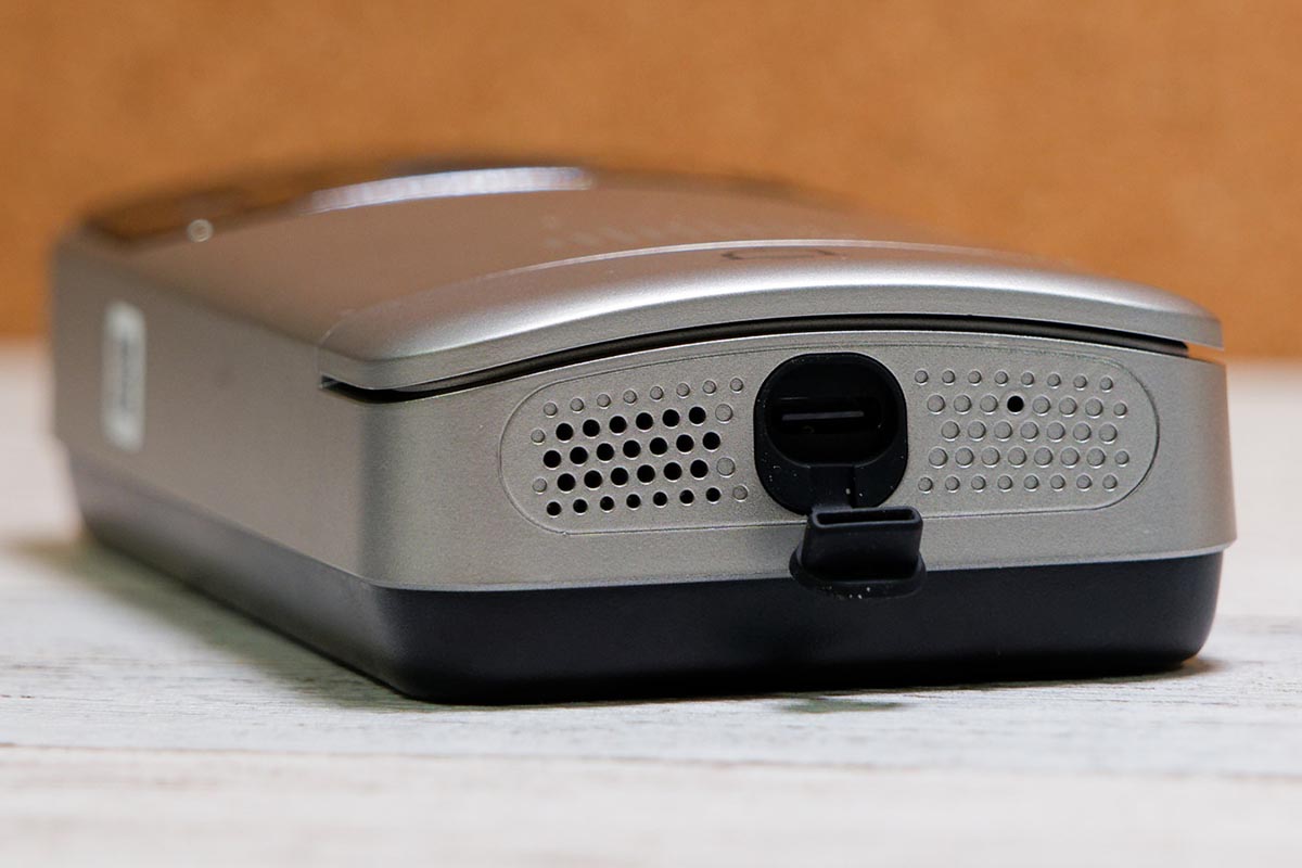 子機は充電式の内蔵バッテリーで動作。底面にあるType-Cポートから充電できる