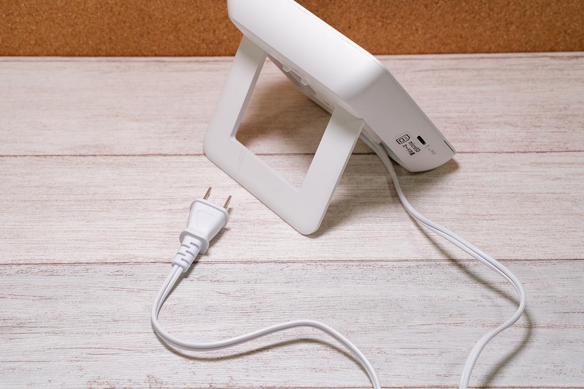 モニターはコンセントにつなぐだけ