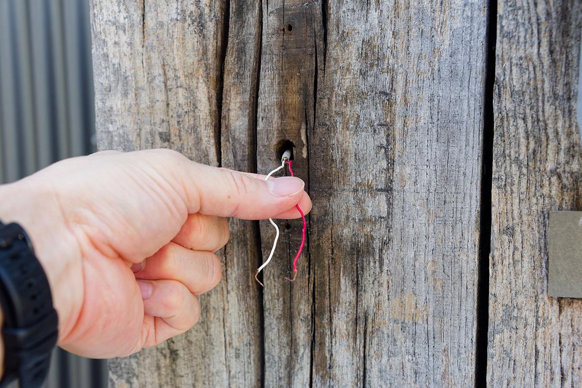 屋外にある既存の子機を外したところ。室内の既存の親機から延びている弱電線は絶縁テープなどで保護しておくと良い