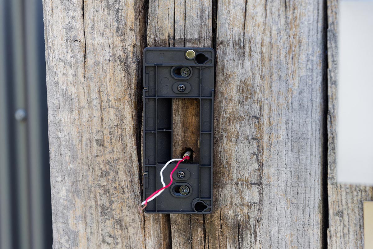 アタッチメントを使ってねじ留めすれば子機の設置完了