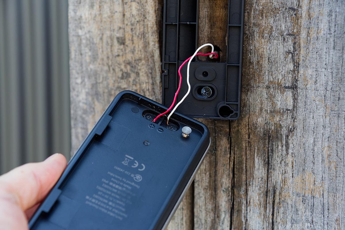 モニターから子機に弱電線をつなぐと常時給電でき、定期的な充電が不要に