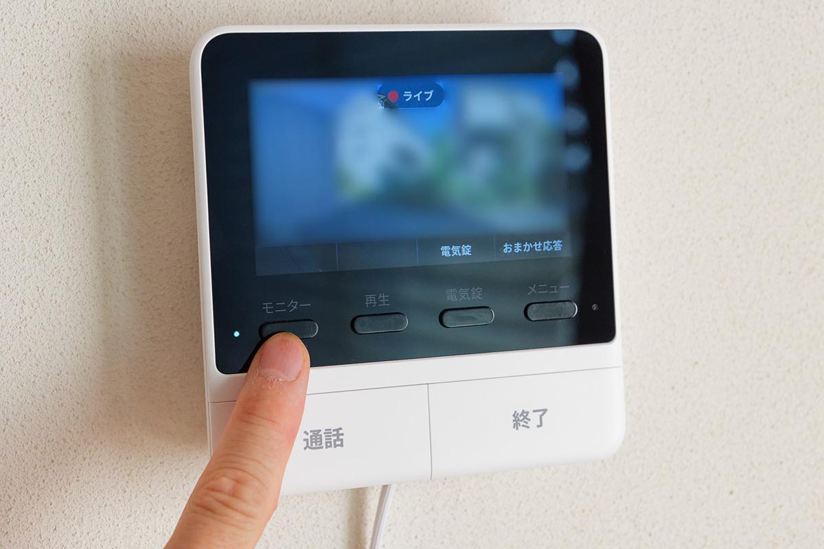 モニターにある「モニター」ボタンか「通話」ボタンを押せばカメラ映像に切り替わる