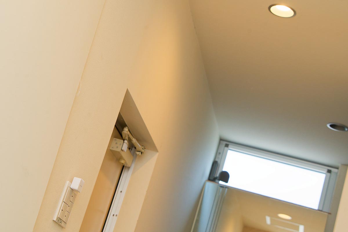 ロックの解錠とともにボットが照明スイッチを押してくれてラク