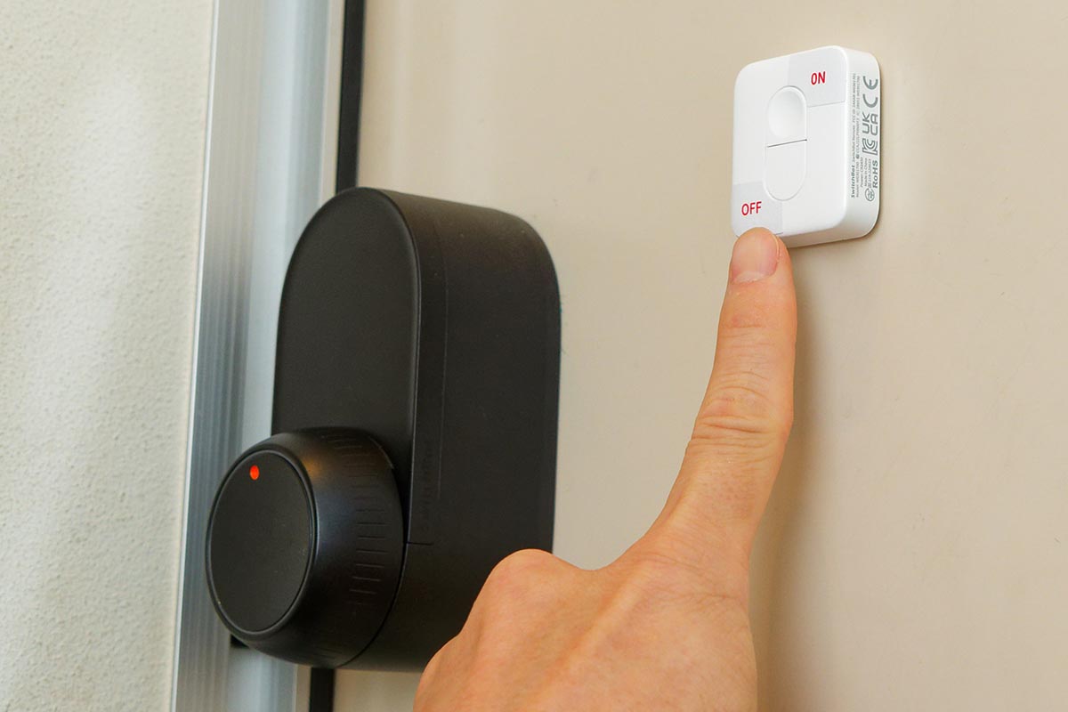 リモートボタンの裏に市販のマグネットなどを取り付けて、玄関ドアに貼っておくといいかも