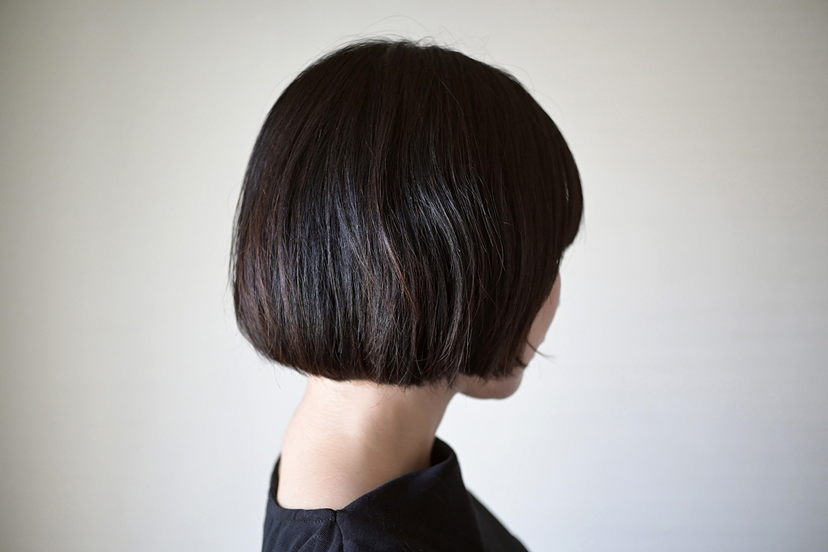 長さはミニボブくらい。ショートから伸び途中で全体にバラつきもあり、耳周りや後頭部にクセが出やすい