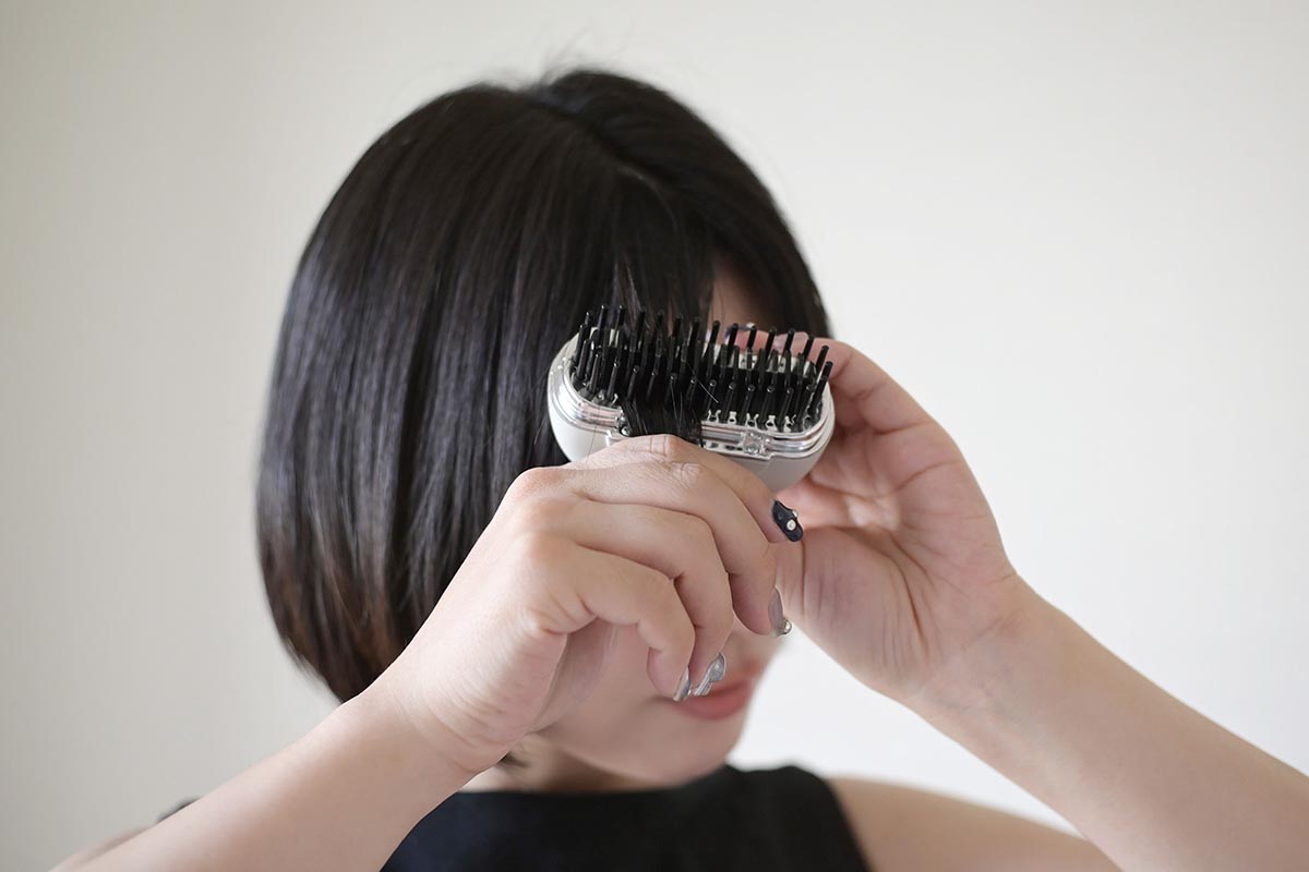 前髪はより押し当てを強くして、カールをつける意識で梳かすと◎