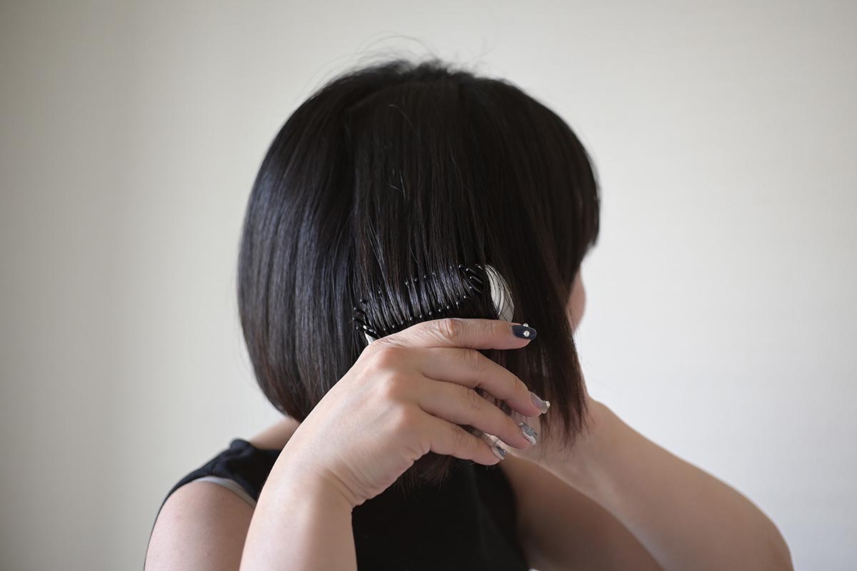 内側から梳かす時、手はコームの下に添えるようにするのが良さそう