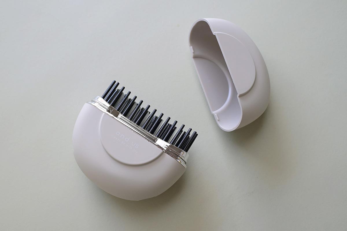 上半分のキャップをパカッと開くと、コームが登場