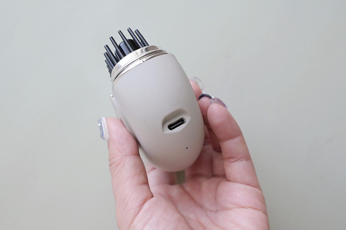 充電用USB Type-C端子は本体側面に配置