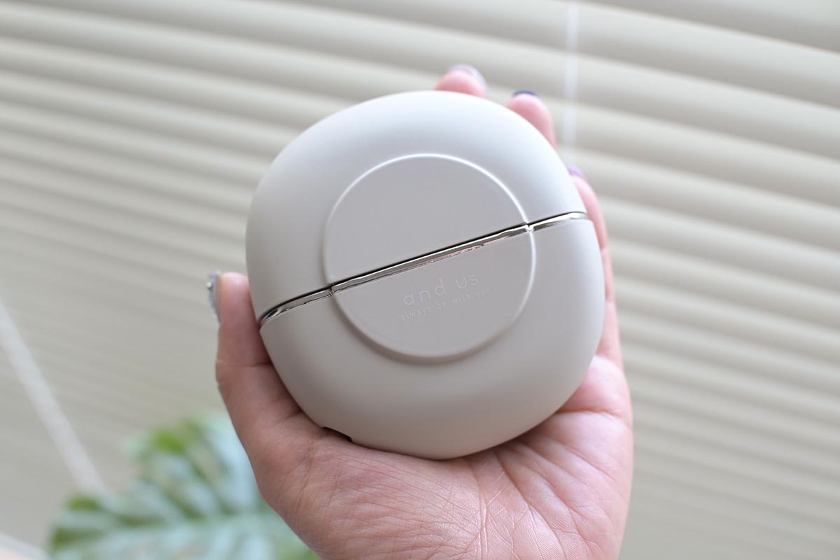 3COINSのand usから登場した「コンパクトヒートヘアコーム」 価格は2,200円