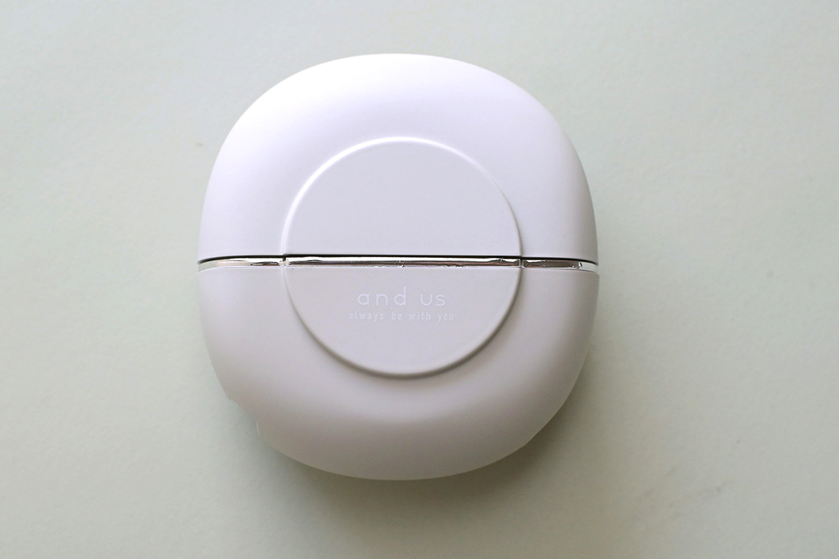 カラーは淡いグレージュのような色で、大人かわいい印象です