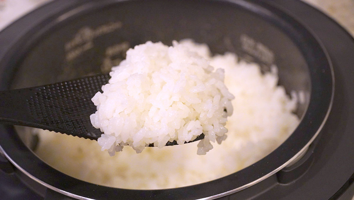 備蓄米に比べるとやはり艶やかさも粒立ちも段違い。炊き立ての香りは特に違った
