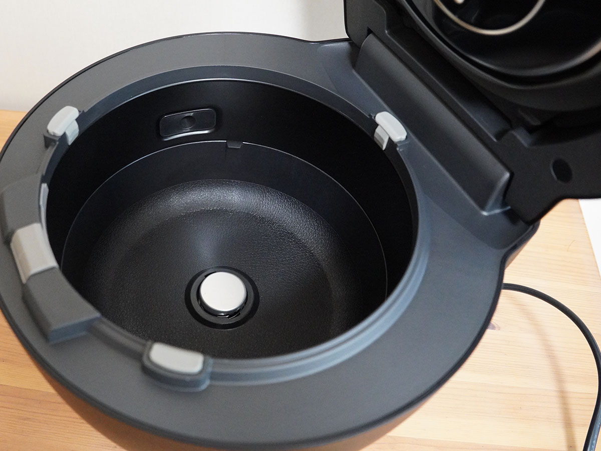 底面のセンサーに加えて、側面に「リアルタイム赤外線センサー」が追加された。非接触型で炊飯器全体の温度変化を0.1℃の精細さでリアルタイムに検知できる