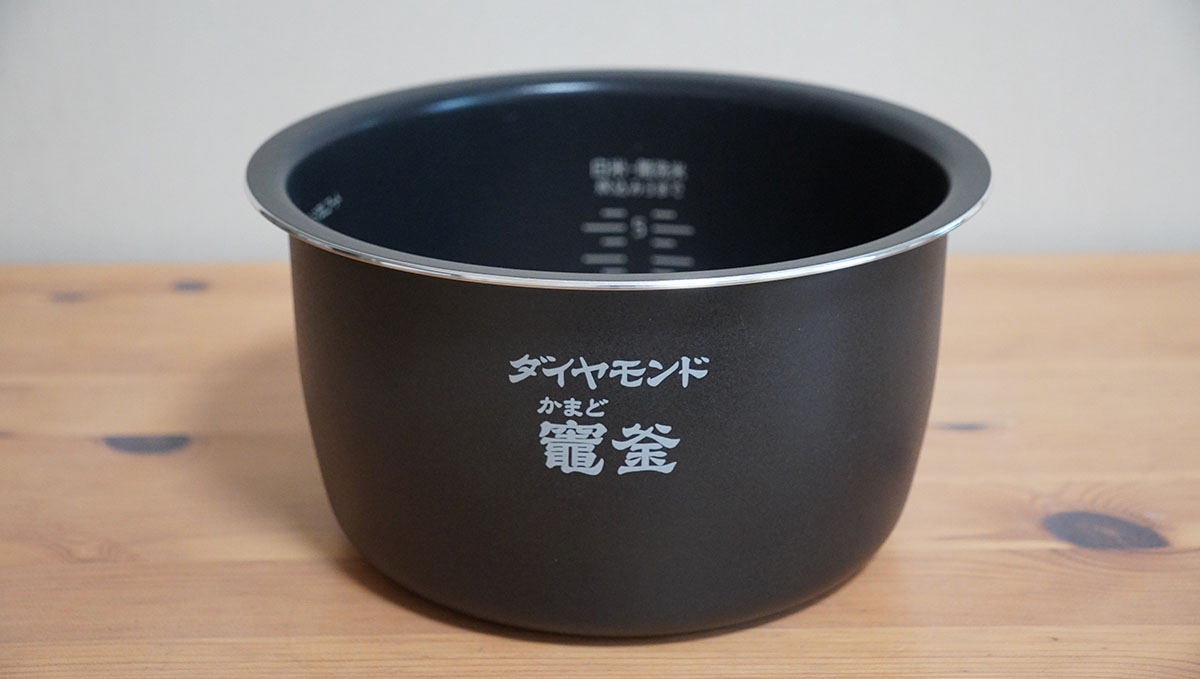 内釜の釜厚は約2.2mm。片手で軽々と扱えると同時に、釜内の米粒の温度を正確に検知しやすいメリットがある