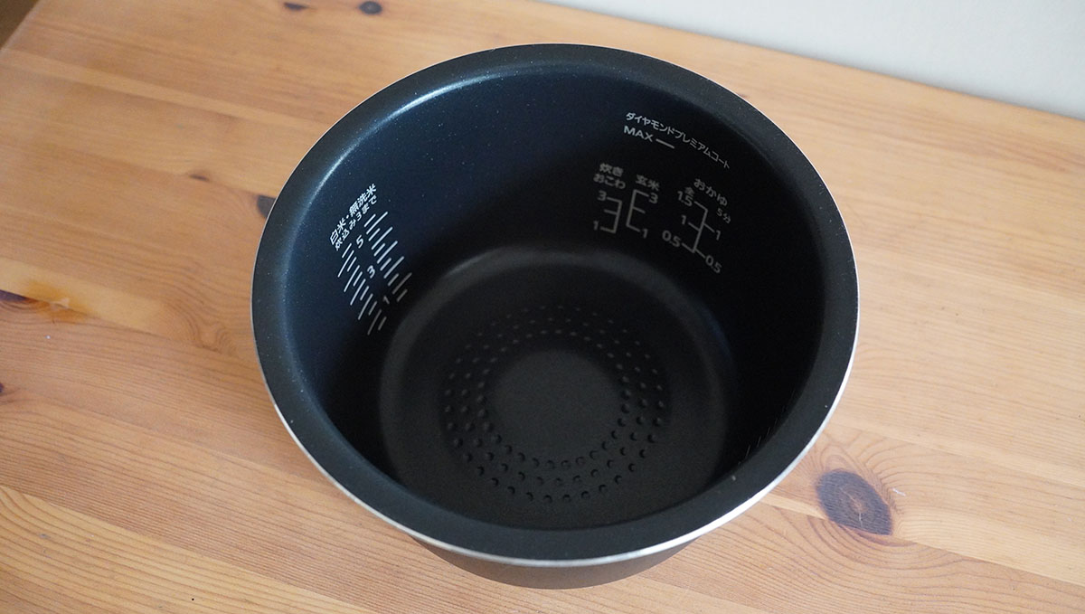 鍋底には大きな泡を多数発生させて対流を促すために、くぼみ加工が施されている