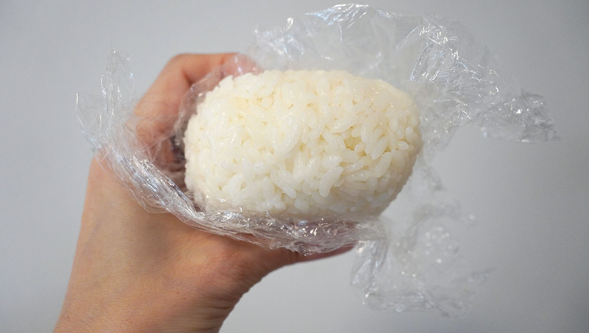 備蓄米で握ったおにぎり。米に粘り気がないため、引っ付かず、食べていると米粒がポロポロと分解されやすいが、「ビストロ炊飯」で「もちもち」レベル最大で炊くとなんとか形状は維持できる状態に