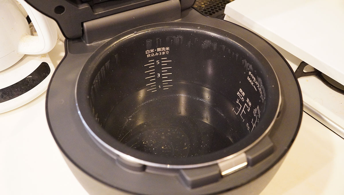 「お手入れ」機能は、内釜に水を入れて約30分で完了する。ニオイなどが気になる時に利用したい