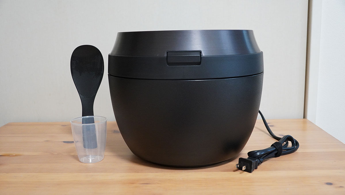 落ち着いたマットブラックのデザイン。大きそうに見えるが、フットプリントは意外にコンパクト。しゃもじと計量カップが同梱されている