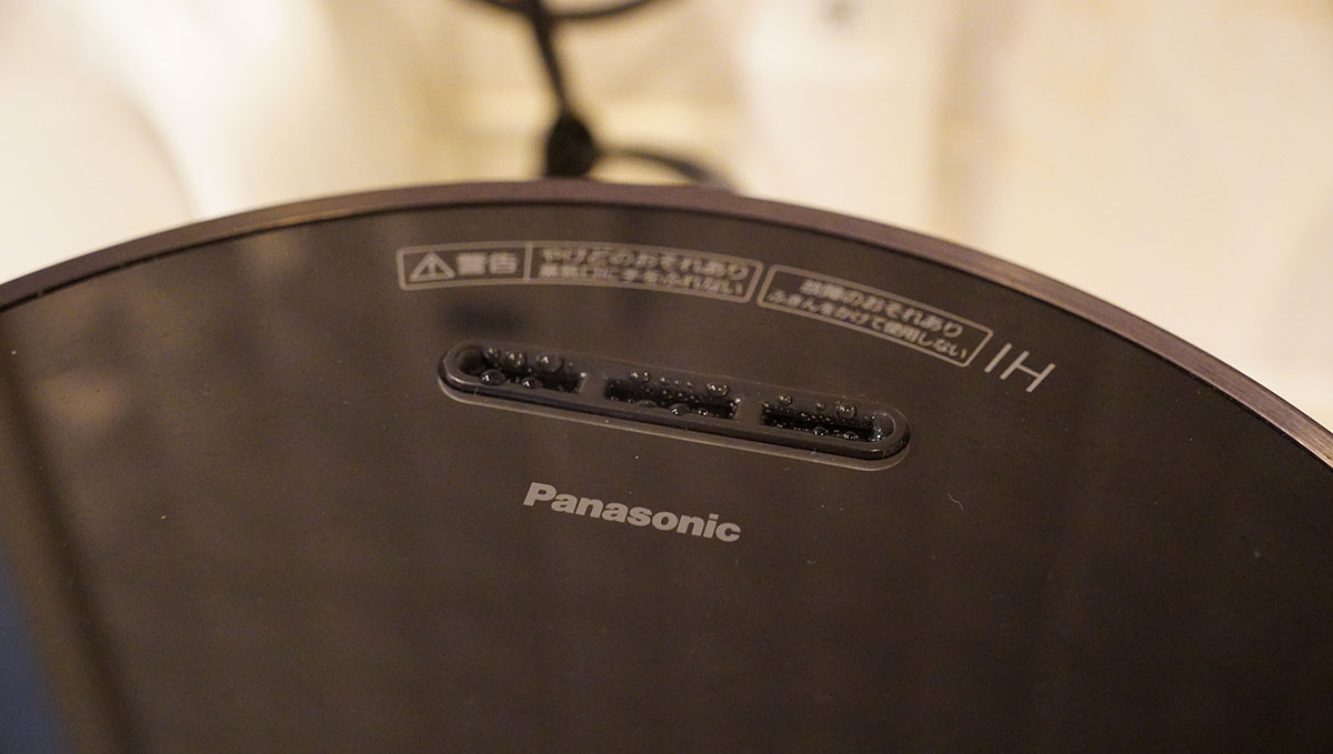 本体上面の蒸気口。炊飯中は水滴が少し付くものの、湯気は発生しない