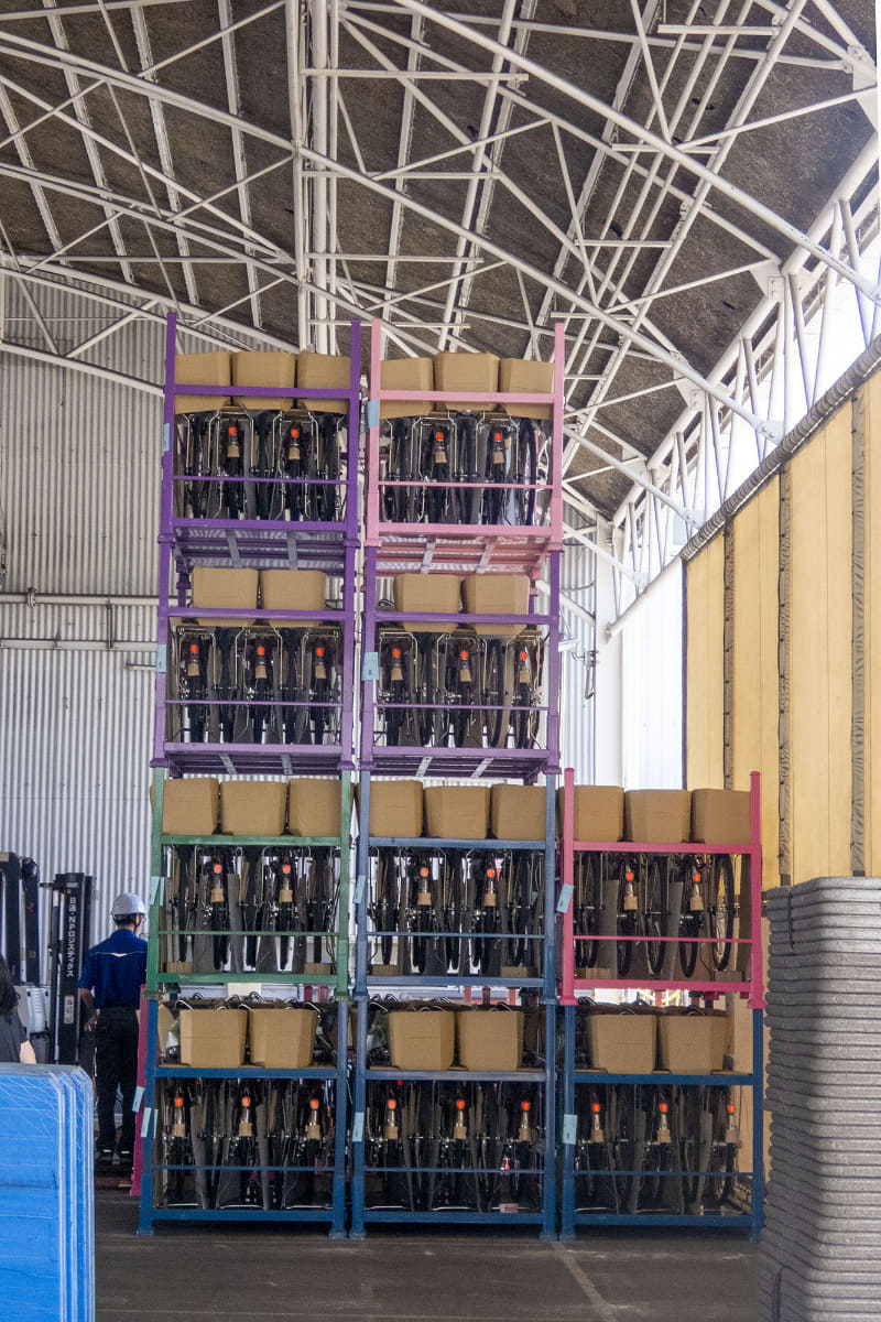 搬送コンベアで運ばれ倉庫に出荷されます