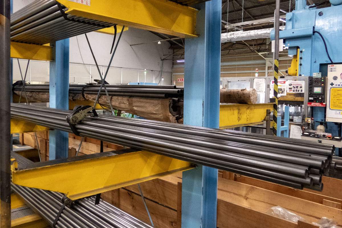 パイプがずらり。これらが曲げられたり切られたり、各フレームに成形されていきます