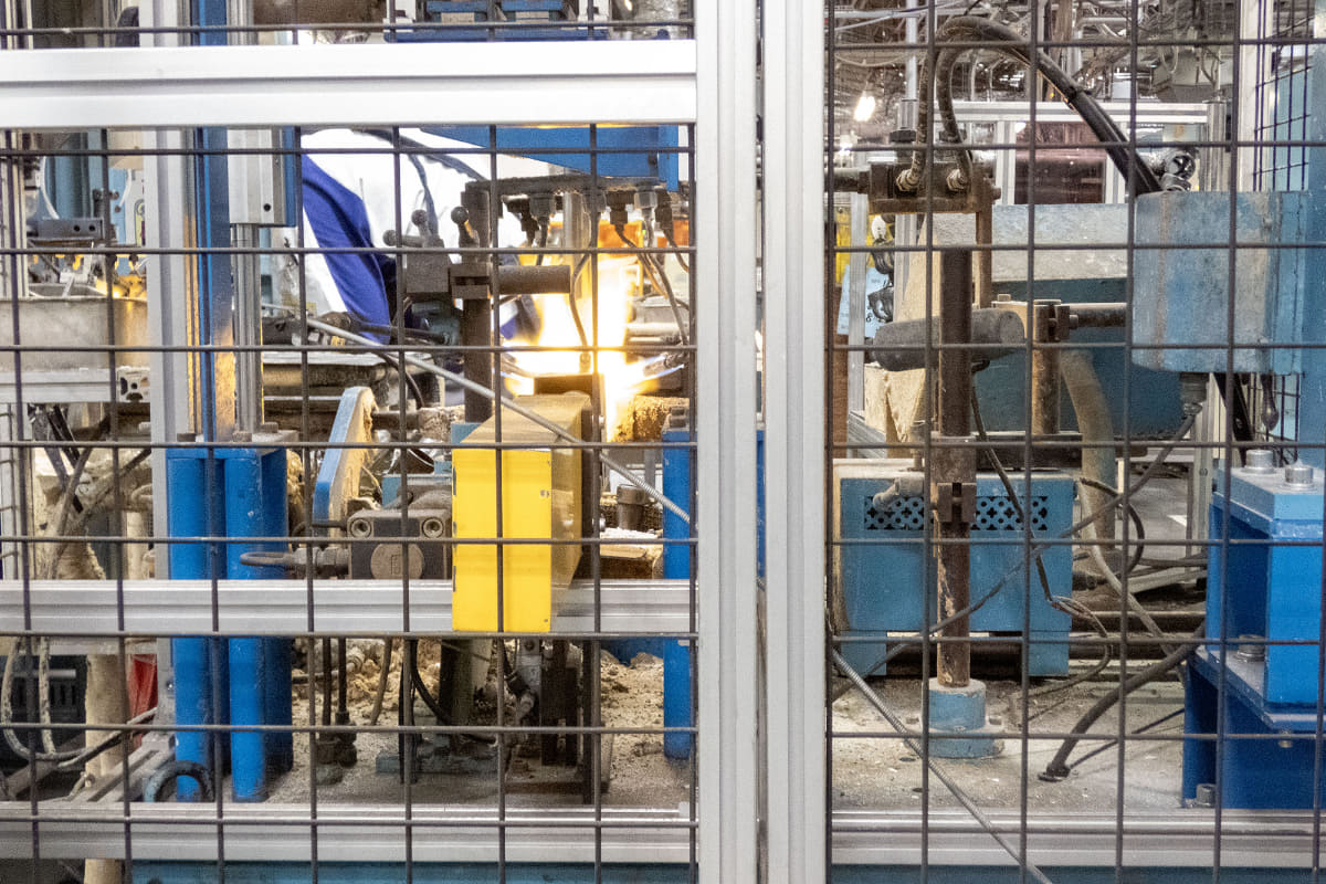 人とロボット両方の技術で溶接