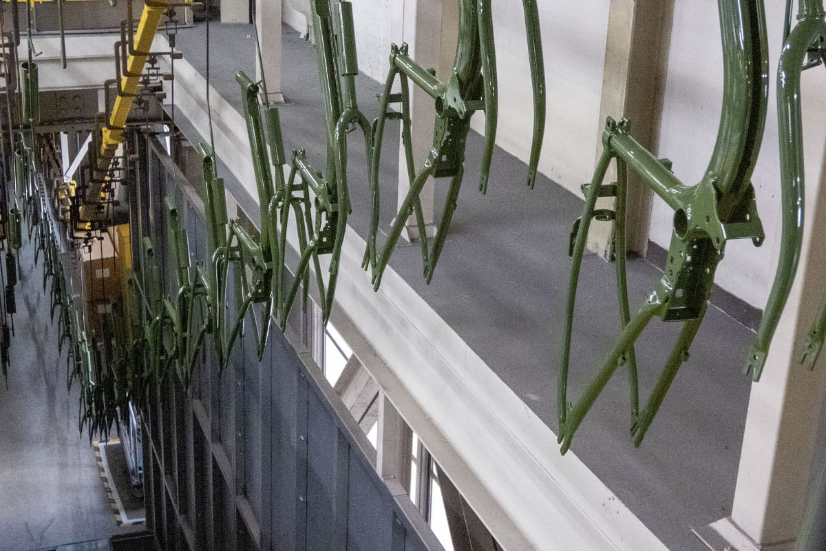 塗装されたフレームが次々と上がって来ます