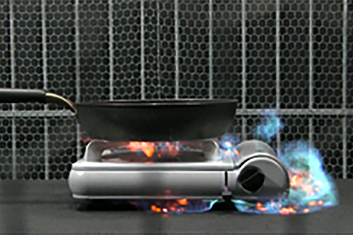 経年劣化したカセットボンベを使用して漏れたガスに引火する様子(イメージ)