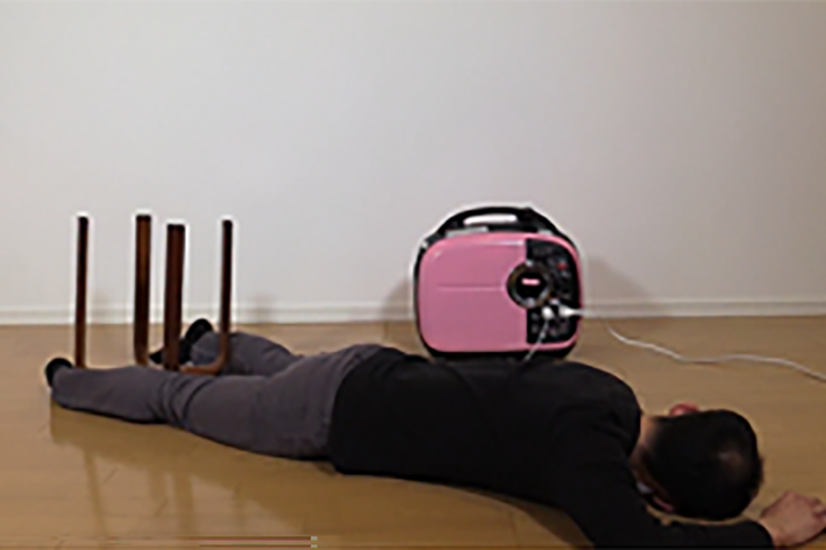 室内での携帯発電機の使用による一酸化炭素中毒で倒れる様子(イメージ)