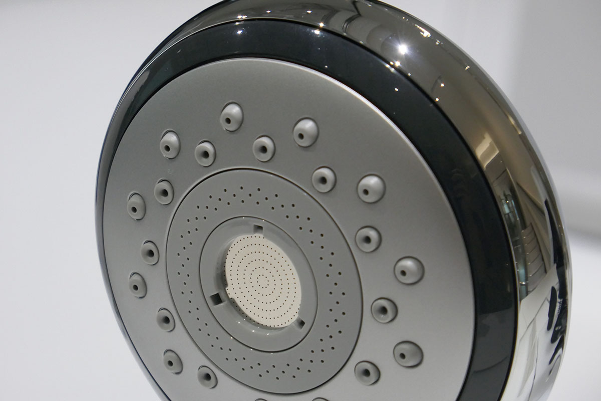 外から2番目がプレシャンプーモード用のすり鉢状の噴出孔