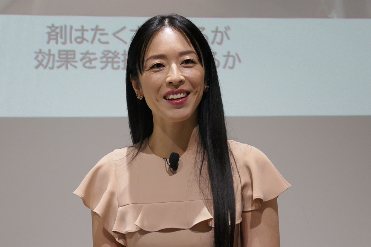 毛髪診断士でヘアパーツモデルの鈴木真奈さん。「プレシャンプーモードは水圧が強くてマッサージされている感じ」とのこと