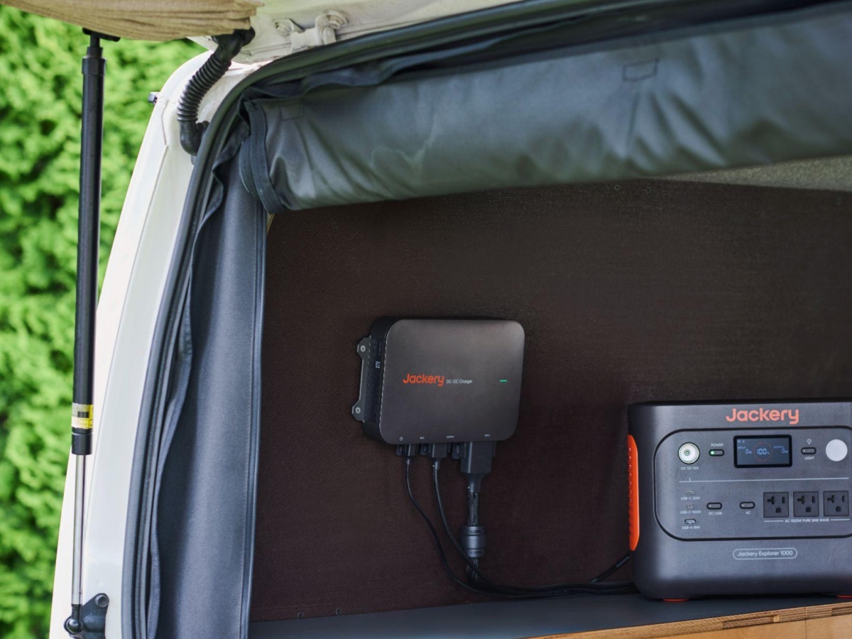 移動中にポータブル電源を充電できる車載用チャージャー