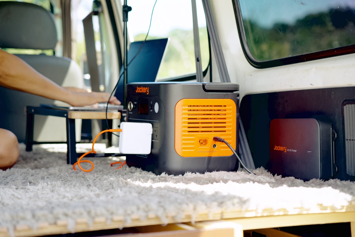 走行中にポータブル電源を素早く充電できる