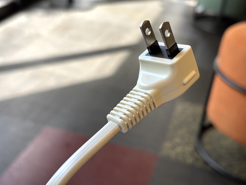 プラグはすっきり配線しやすいL型で、ホコリなどによる火災を防ぐ「耐トラッキングカバー」付き(金属にかかっている黒い部分)。コード長は2m
