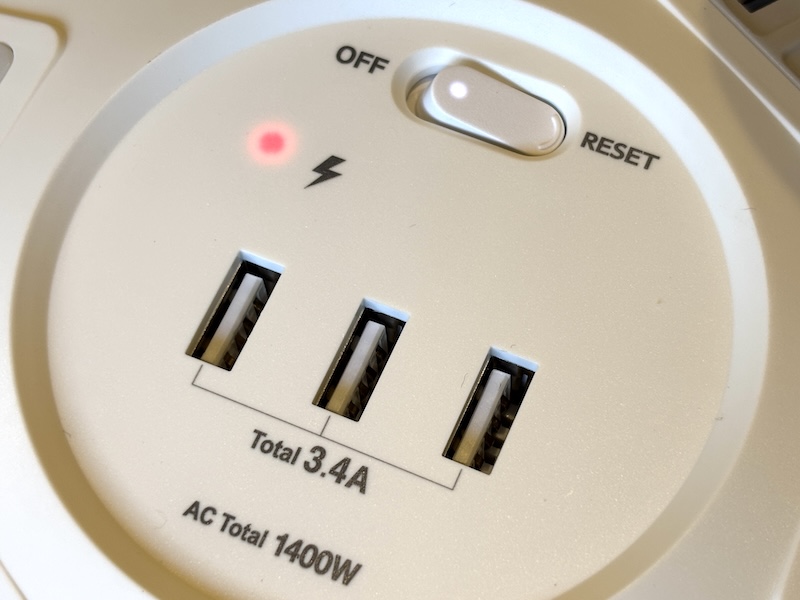 赤いLEDが耐雷サージが機能している証。消えている場合はサージ低減効果がなくなっているので交換が推奨される。電源のオン/オフスイッチ、ブレーカー機能も内蔵