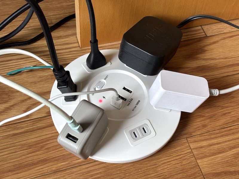 ACアダプターが干渉しにくい。差し込み口にはホコリやゴミの侵入を防ぐ扉が付いているので、床に置いて使用する場合でも安全性が高まる