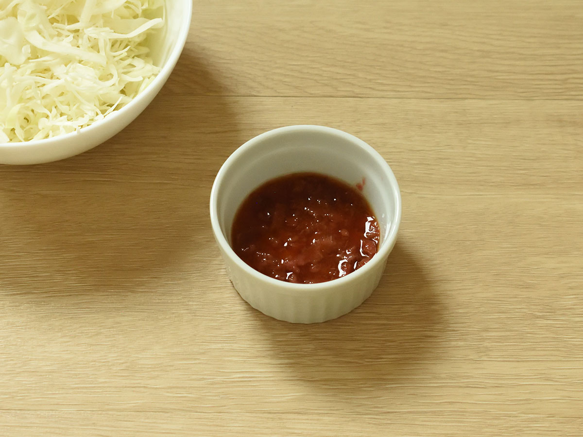 梅干しは好みの大きさに刻みます