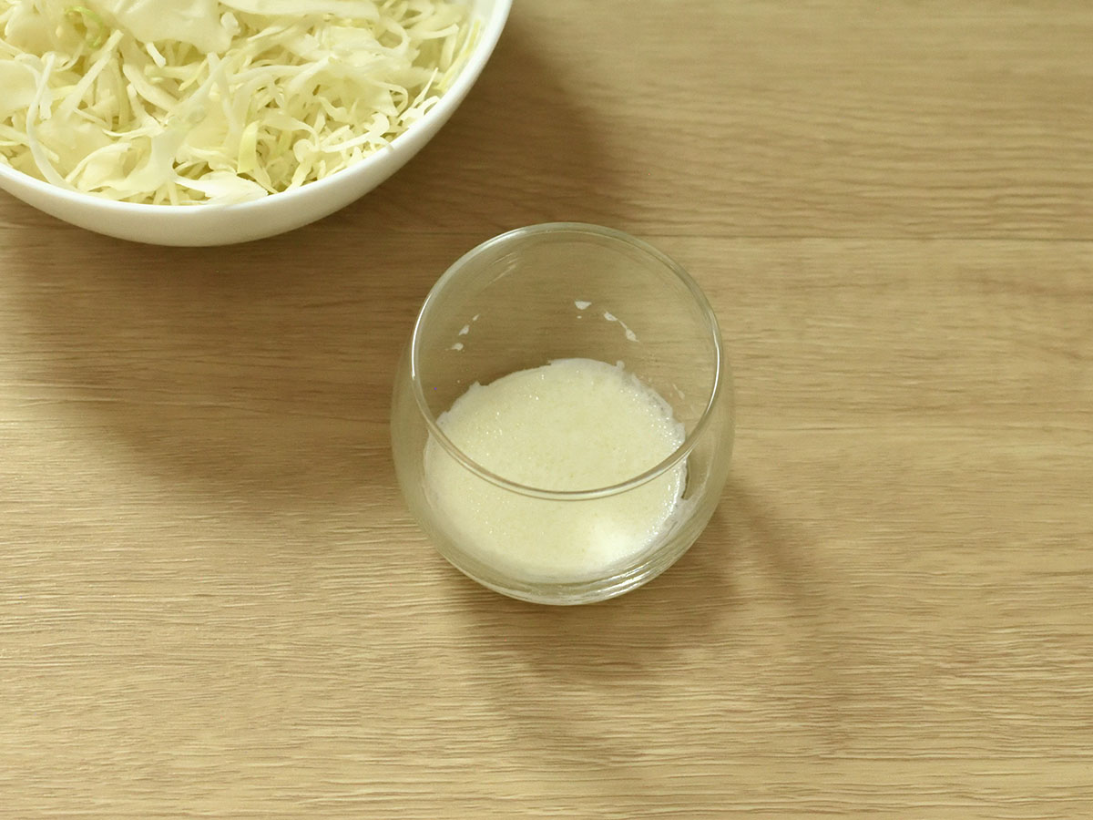 オリーブ油がヨーグルトに馴染むように、よく混ぜ合わせます