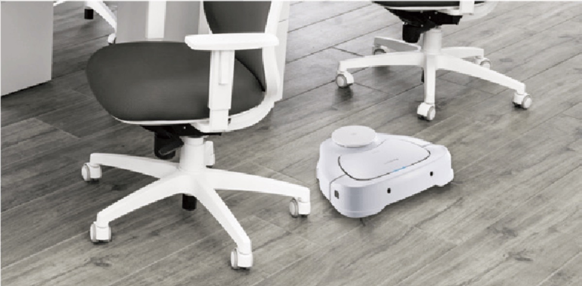 コンパクトな三角形状で、椅子の隙間やキャビネット下までしっかり清掃