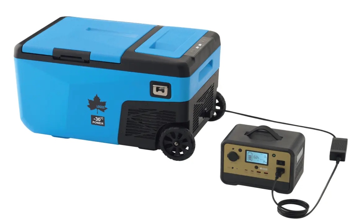 AC/DCに対応し、ポータブル電源からも給電できる