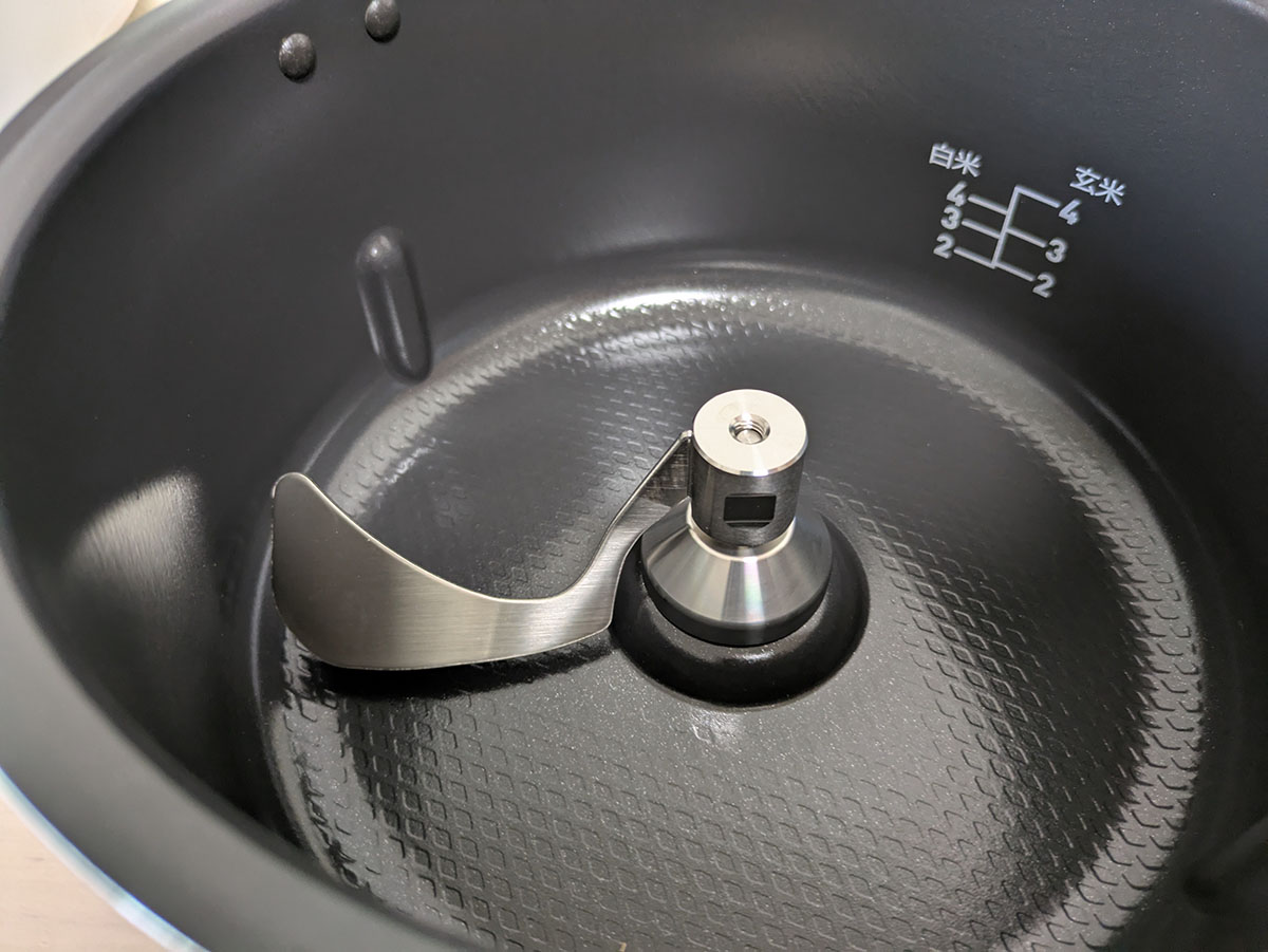 かき混ぜパドルを付属の鍋に装着して使います